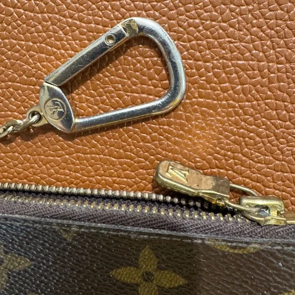 Louis Vuitton Monogram Key Holder - Picture 7 of 7